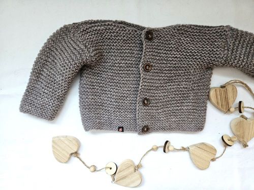 Eine braune Strickjacke aus Bio Merino