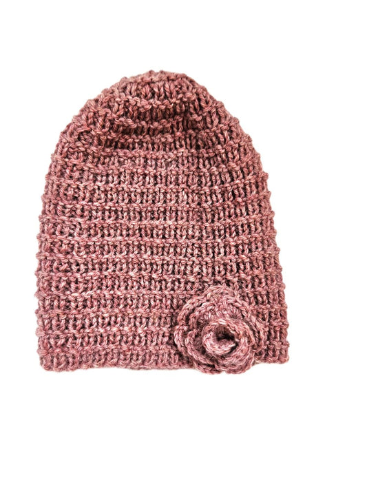 Mädchenmütze aus Merino in Blush für das Alter 1-3 Jahre mit einer Rose