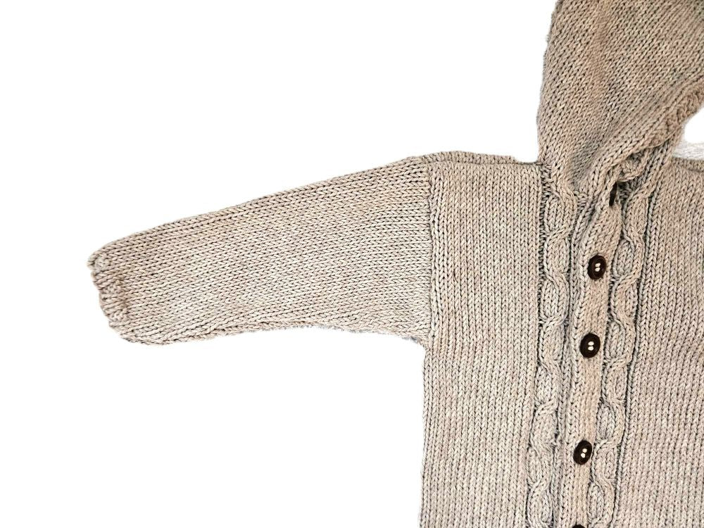 Strickjacke Beige vorne ein Ärmel