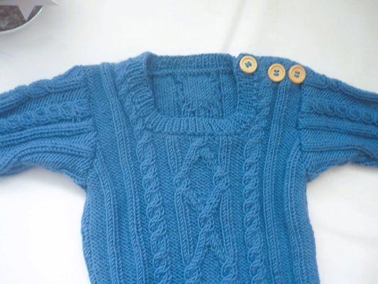 Baby Merino Pullover handgestrickt in Blau und der Größe 80/86 - Shop Pekusch