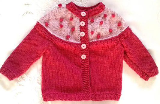 Pink farbene Strickjacke mit Passe in 98/104 - Shop Pekusch