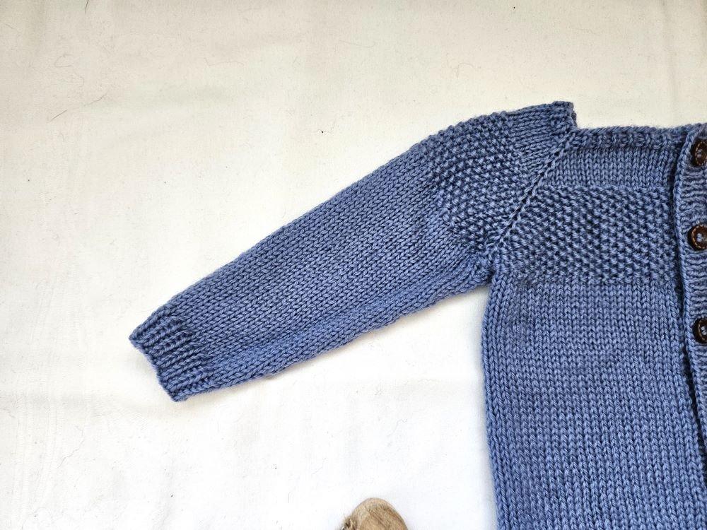 Strickjacke Baby Bio in Blau und der Größe 74/80 - Shop Pekusch